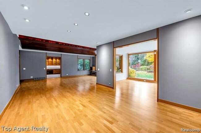 Building Photo - 5760 Snowshoe Cir