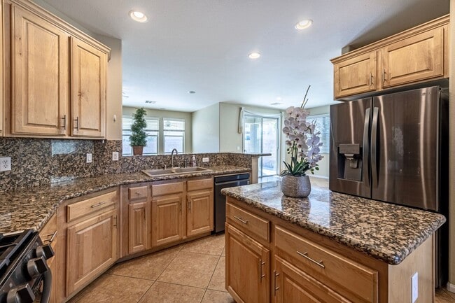 Building Photo - Southwest 5 bd 3 full bath with 2 car gara...