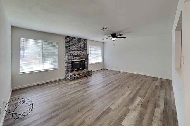 Building Photo - Halfplex with yard in South Land Park