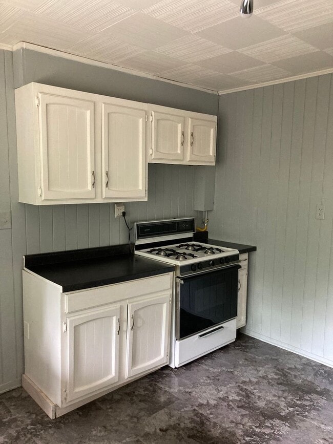 Building Photo - One Bedroom Apartment with den area- ALL UTILITIES INCLUDED!!