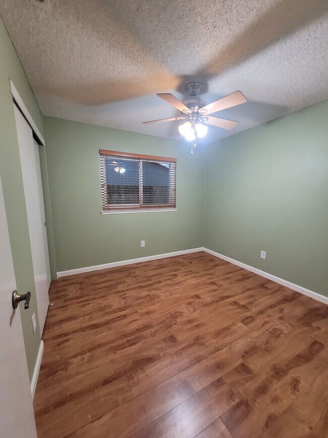 Building Photo - Beautiful home with wood floors