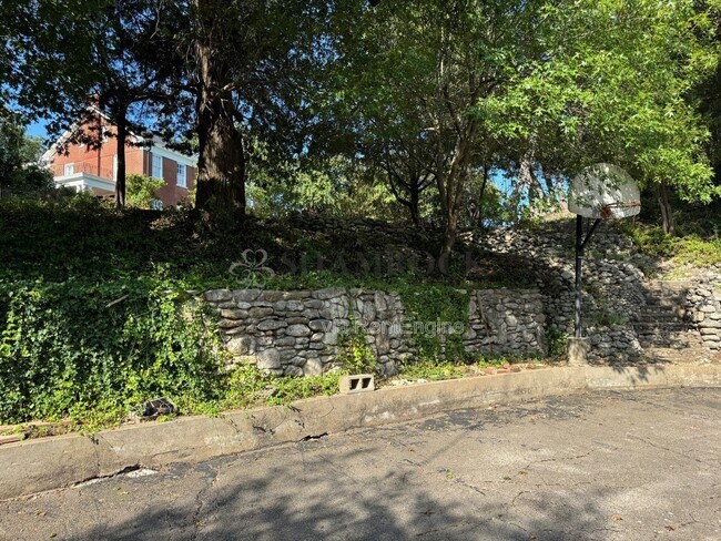 Building Photo - 2400 Lindsey Hollow Rd