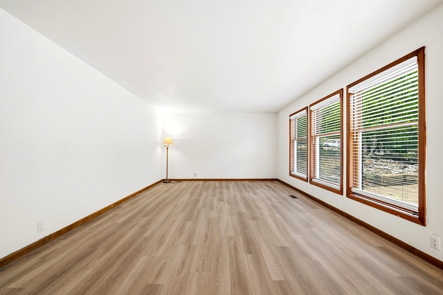 Building Photo - 11 Vitoria Ln