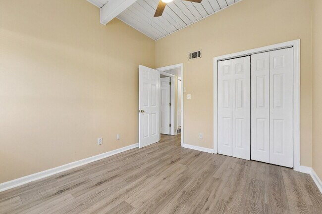 Building Photo - Location, Location, Location! Move-in ready, Offers 2 beds and 1 bed