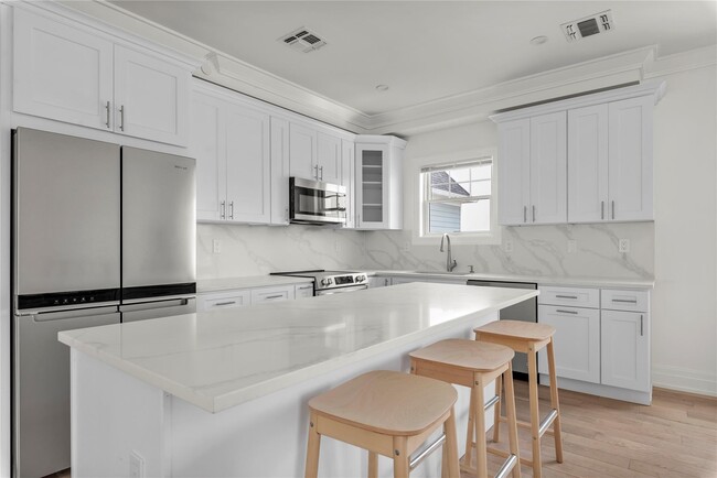 Building Photo - 22 Sagamore Hill Dr
