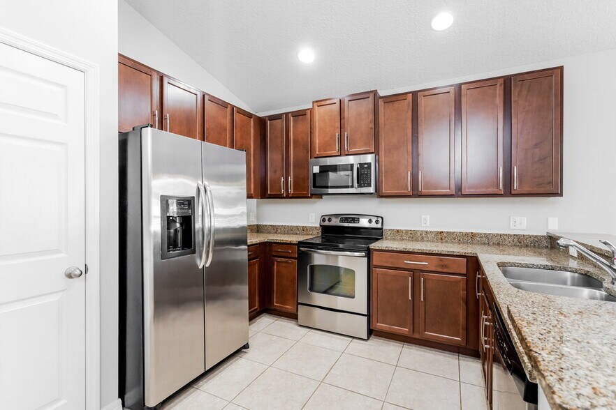 Building Photo - 7211 Wakeview Dr