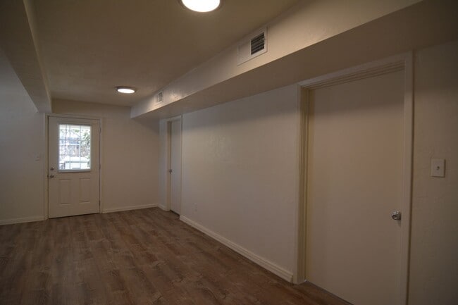 Building Photo - Remodeled 2 Bedroom 1 Bath House! (Back Unit) Central Tucson Location!