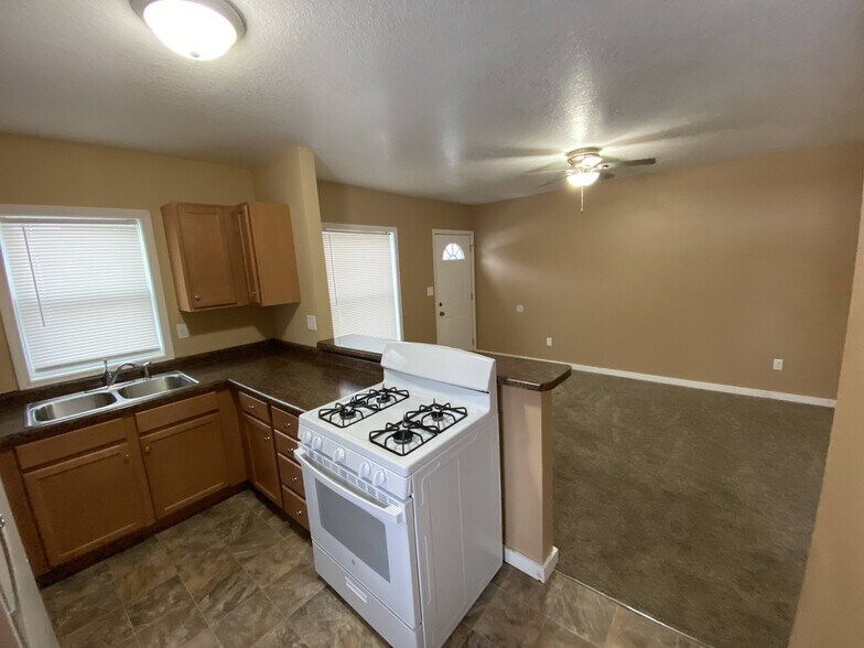 Building Photo - 904 Luster Ln