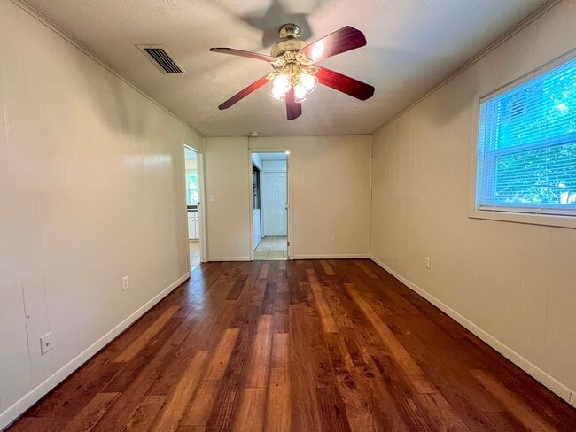 Building Photo - 3/2 House Near UF - Available mid-July 2026!