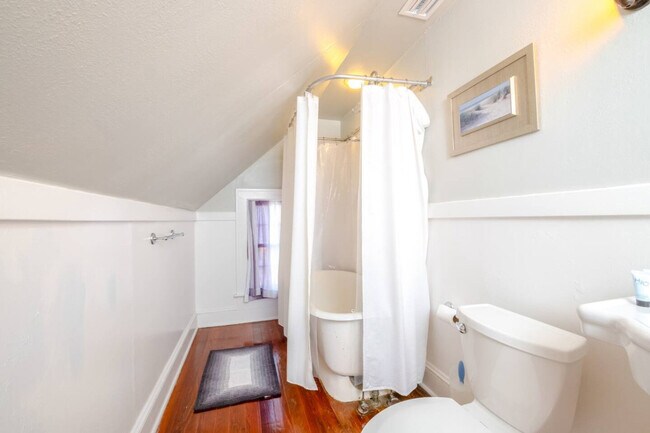 Building Photo - 406 NE 7th Ave