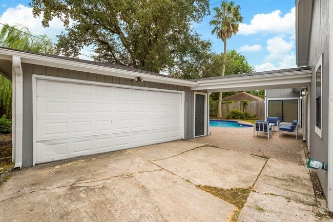 Building Photo - 3327 Freshmeadows Dr