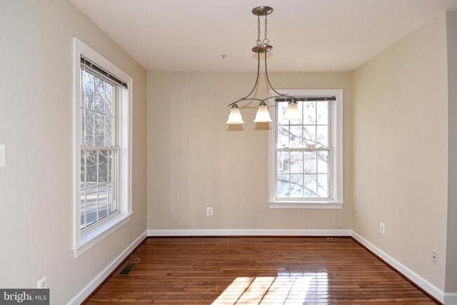 Building Photo - 2400 N Greenbrier Ct