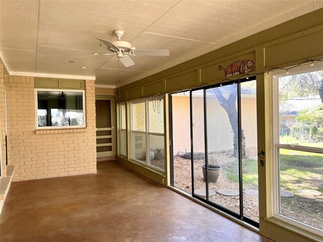 Building Photo - 10608 Spicewood Club Dr