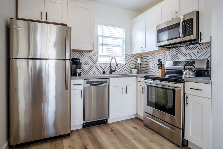 Kitchen w/ Dishwasher - 331 N Alexandria Ave
