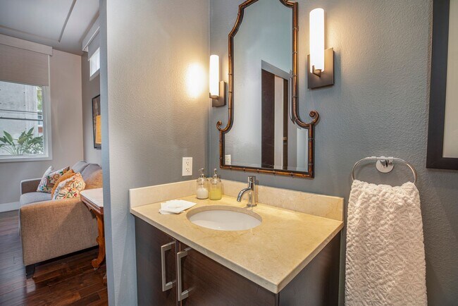 Building Photo - Modern Townhome Living in the Heart of Dow...