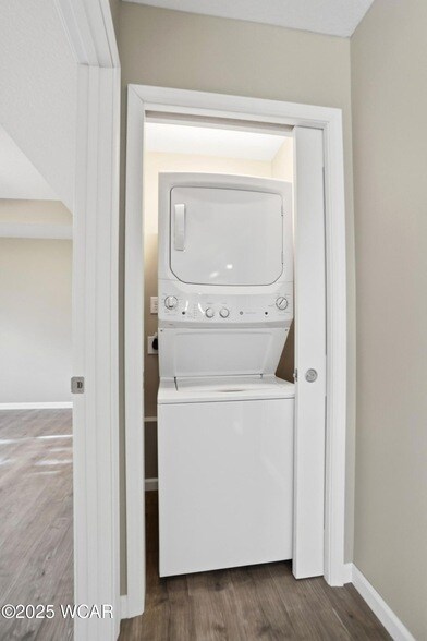 Building Photo - 2882 Lake Cir Dr