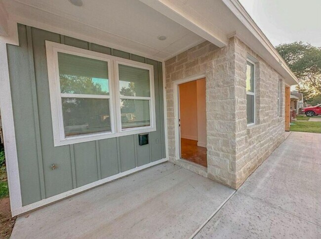 Building Photo - Heart of Lubbock Duplex