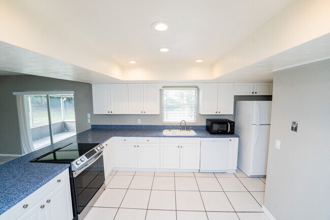 Building Photo - 150 Lady Susan Ct