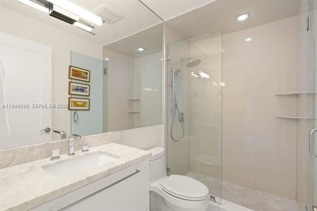 Building Photo - 1000 Venetian Way