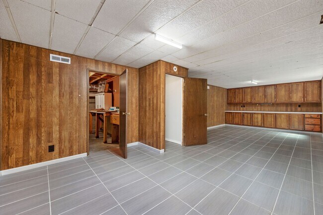 Building Photo - 3 bed, 2 bath