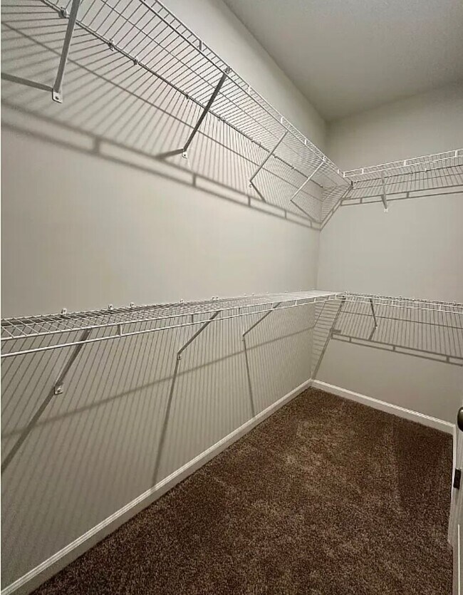 Building Photo - Very Spacious Townhome Available For Move In March 2026