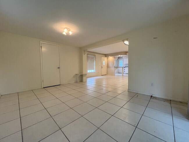 Building Photo - ** Annual ** 2 Bed / 2 Bath ** Single Fami...