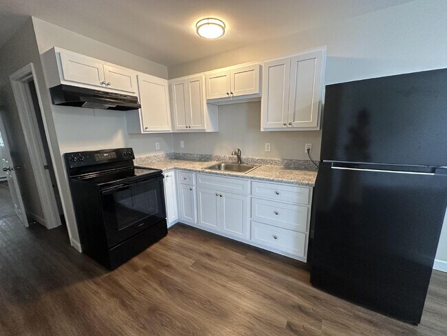 Building Photo - 2 bed 1 bath fully renovated