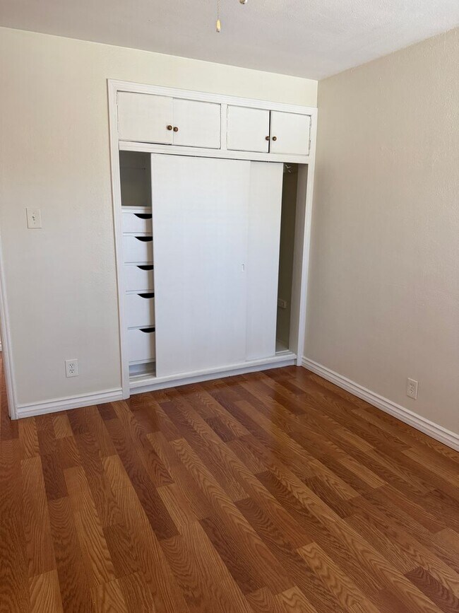 Building Photo - 203B