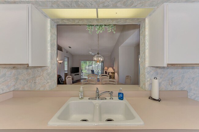 Building Photo - GEORGOUS 2 BEDROOM, 2BATHROOM, TURN KEY FU...