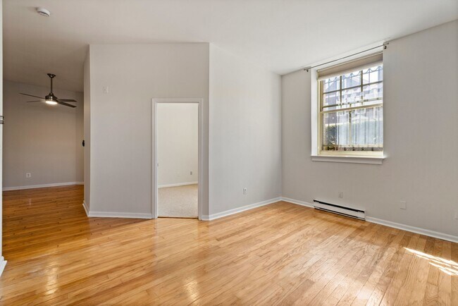 Primary Photo - 350 W Fourth St