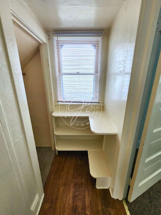Building Photo - Spacious 3-Bedroom Home with Bonus Room and 1.5 Baths