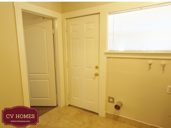 Building Photo - 980 N Broadway St