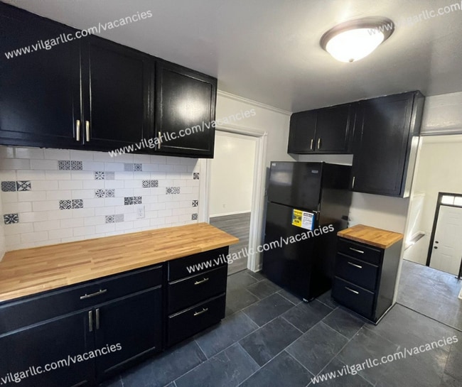 Building Photo - 3 spacious bedrooms, 2 full bathrooms home...