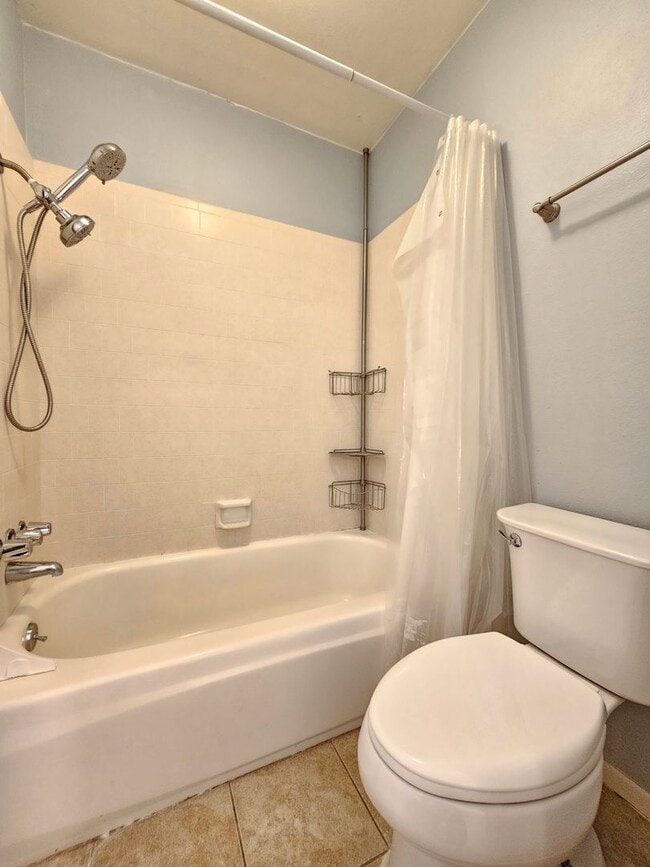 Building Photo - Charming Condo With Pool Access!