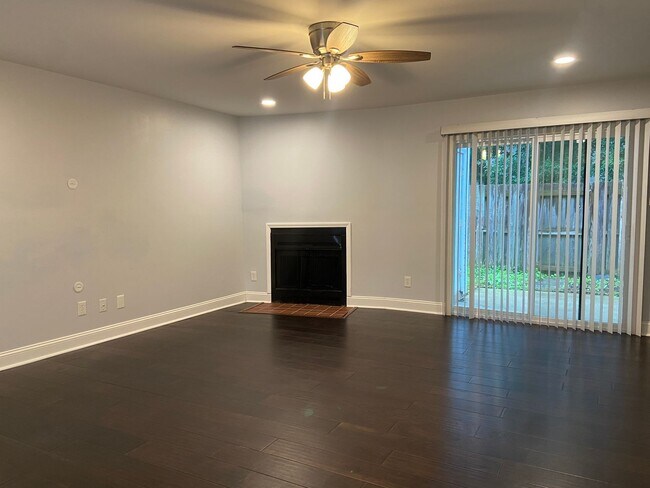 Building Photo - 3 Bedroom, 2.5 Bathroom Townhouse in Green...