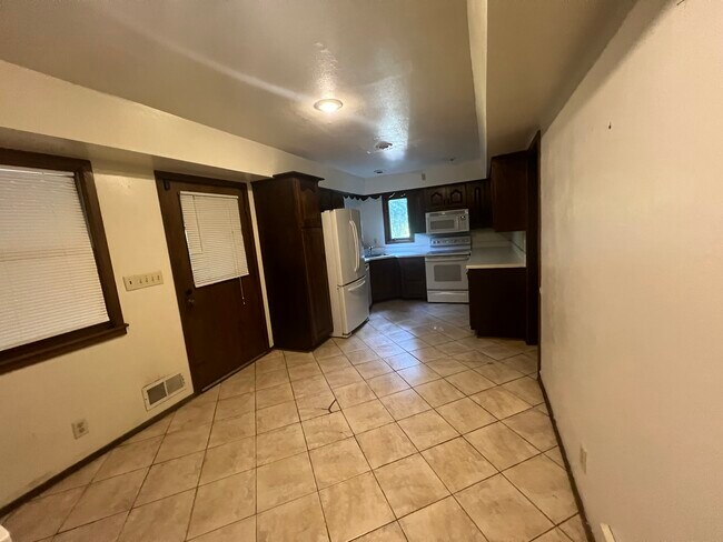 Building Photo - 15220 Marilyn Dr