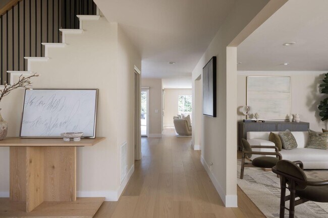 Building Photo - 10 Meadow Ln