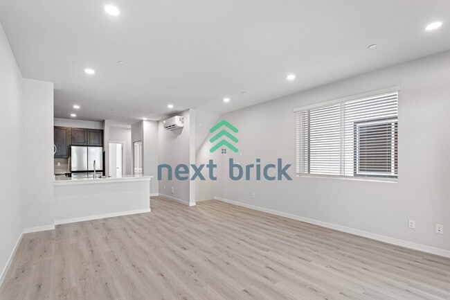 Building Photo - "Spacious 3-Bedroom Luxury Townhouse in Everett with 3 Full Baths"