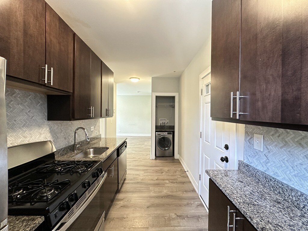 Building Photo - 722 W Brompton