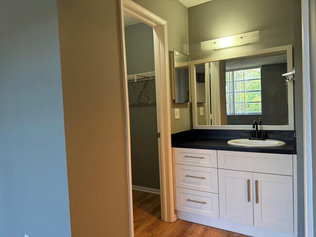 Building Photo - 9450 Live Oak Pl