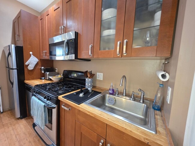 Building Photo - Convenient South End Location, Central Heat/AC, In-Unit Washer and Dryer, Private Deck.