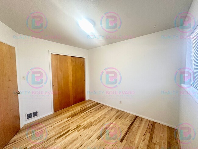 Building Photo - Delightful One-Bedroom + Office Near Idlewild Park