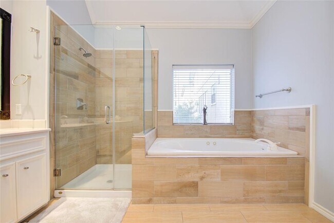 Building Photo - 1812 Staffordshire Crescent