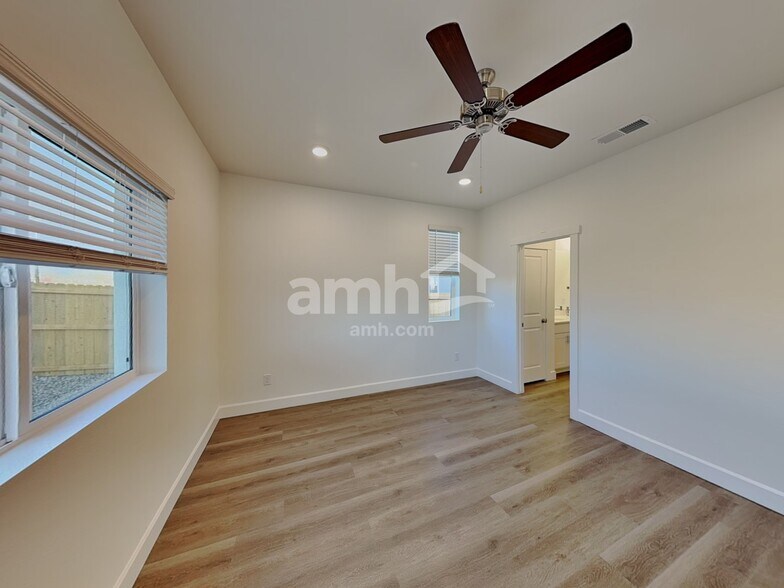 Building Photo - 13937 E 101st Ave