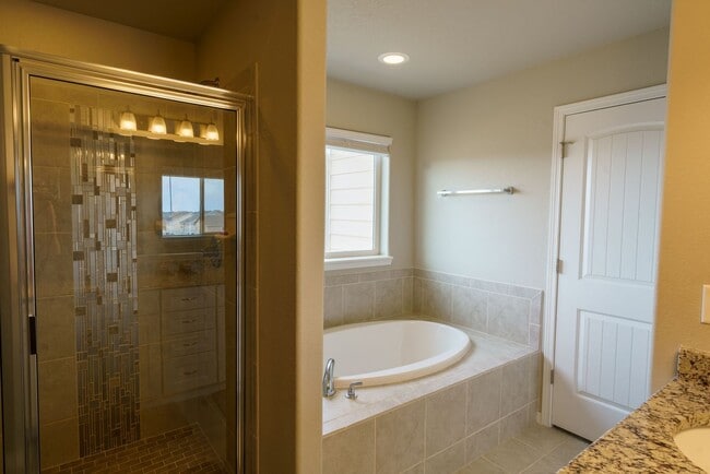 Building Photo - Like new in Ventana! 4 bedroom,3 bath, fen...