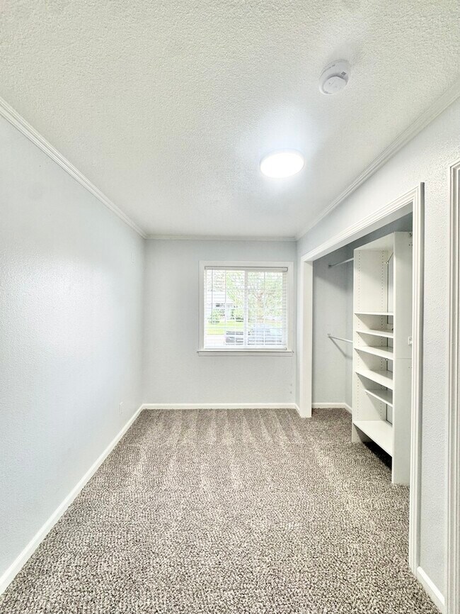 Building Photo - Stunning 3-bedroom, 2-bath home in North Highlands!