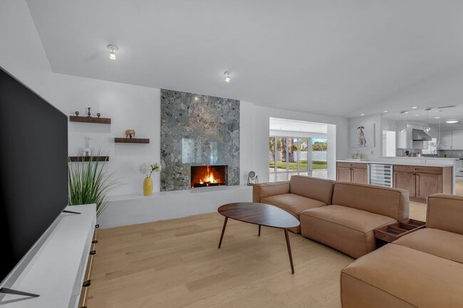 Building Photo - Mid-century modern home in Arcadia with pr...