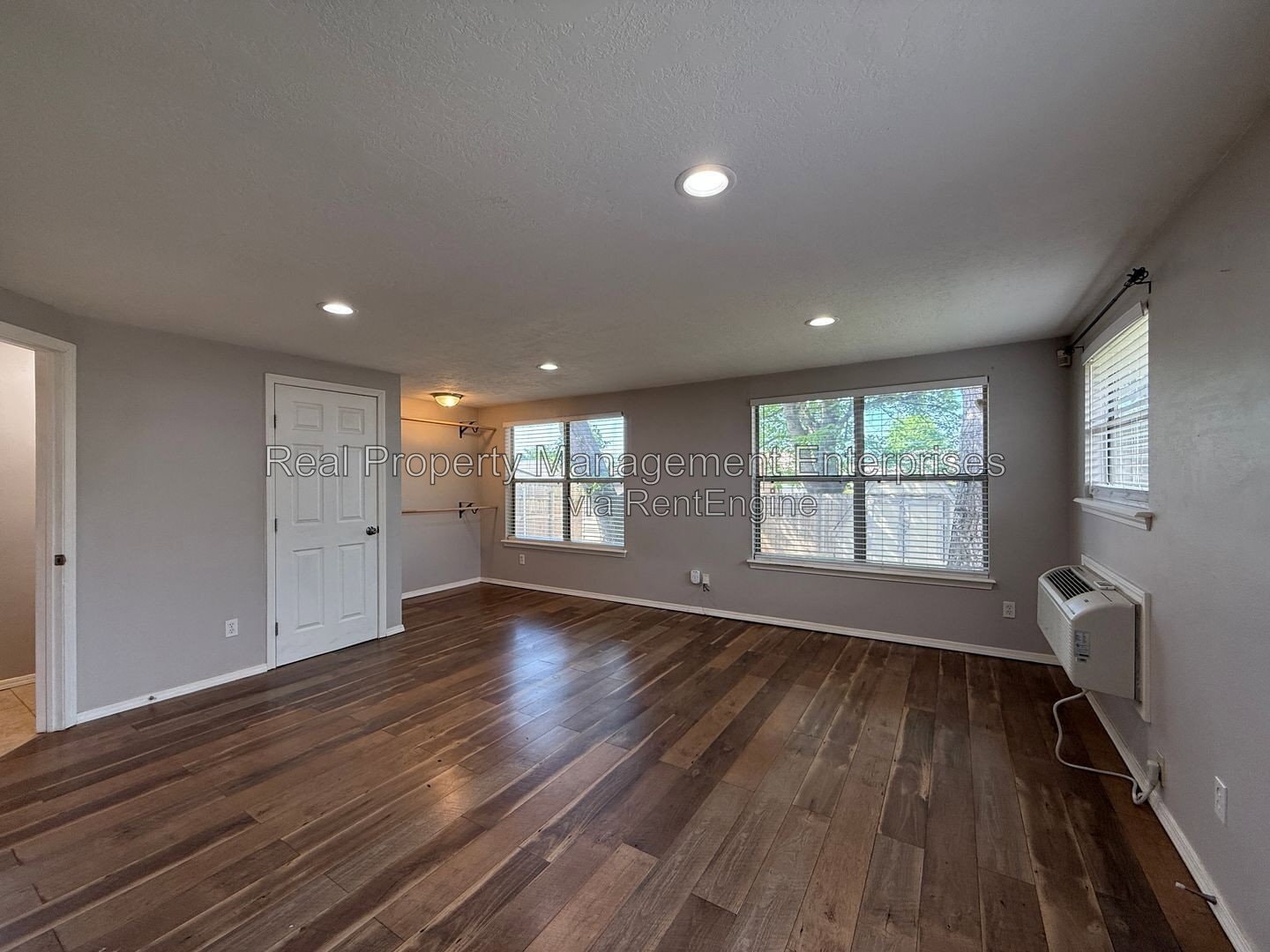 Building Photo - 1071 Castlebury Mansion