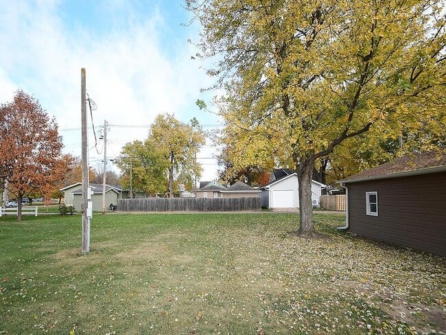 Building Photo - 405 E 5th St