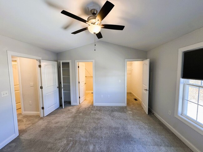 Building Photo - Spacious 3-Level Townhouse